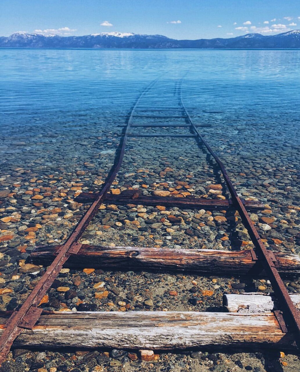 Никуда что ли. Озеро Тахо Калифорния железная дорога. Озеро Тахо Калифорния. Озеро Тахо Калифорния заброшенная железная дорога. Озеро Тахо США.