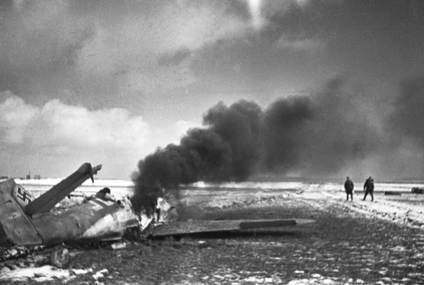 Горящий немецкий истребитель Мессершмитт Bf. 109, сбитый в районе дороги Бреслау — Берлин, летчиками 16-го гвардейского истребительного авиаполка 9-й гвардейской истребительной авиационной дивизии 6-го гвардейского истребительного авиационного корпуса 2-й воздушной армии 1-го Украинского фронта Константином Васильевичем Суховым (31.05.1923 — 15.09.2003) и Иваном Степановичем Вахненко (12.11.1914 — 14.08.1948). Летчики осуществляли взлеты и посадки прямо с автомобильной дороги — единственный случай в мировой авиации, когда целая истребительная авиадивизия в течение полутора месяцев успешно действовала с участка обыкновенной автострады, не имея при этом ни одной аварии