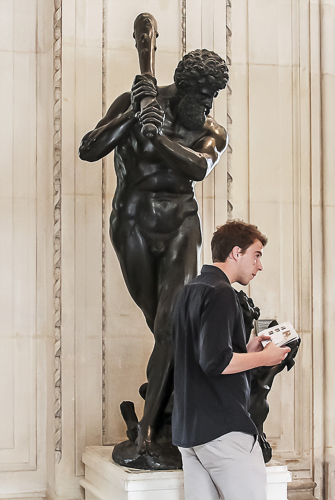 Man museum. Парень в музее. Мужские скульптуры в музеях. Музейные статуи мужчин. Мужик в музее.