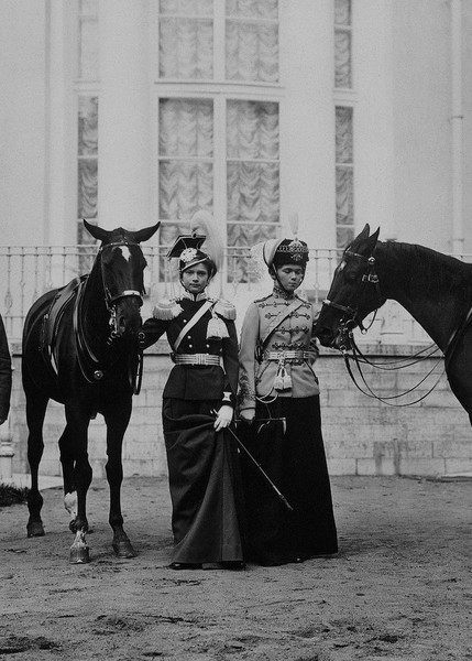 Великие княжны Татьяна Николаевна и Ольга Николаевна в мундирах подшефных им полков, 1900-е г.