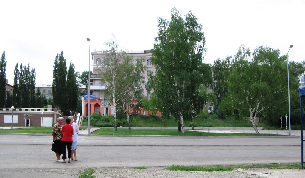 Медногорск оренбургская область. Медногорск площадь. Медногорск площадь Ленина. Центральная площадь города Медногорск. Город Медногорск Оренбургской области.