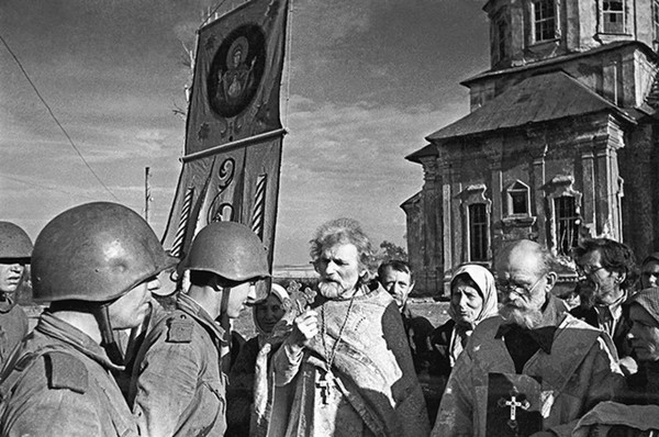 Освобождение города Дмитровска-Орловского (Воронежская обл.) от оккупантов, август 1943 года. Священник церкви Дмитрия Солунского и жители встречают воинов Красной армии