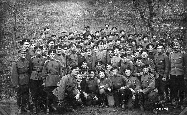 Генерал-лейтенант П.Н. Врангель и эскадрон киевских гусар, строящий шоссе. 1923-1924 гг.