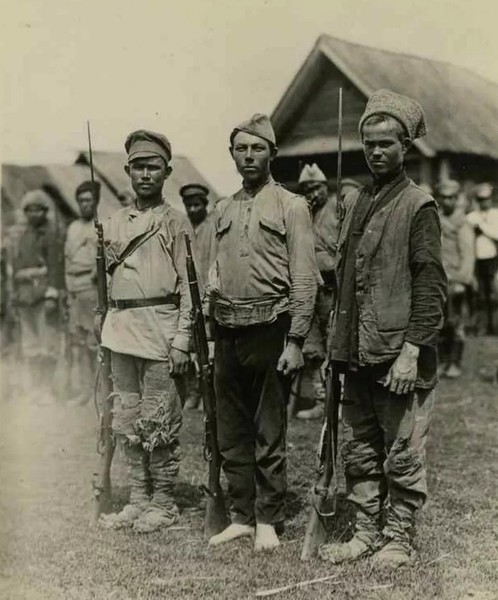 Солдаты армии адмирала Колчака. 1919 г.

Наиболее боеспособные белые части на Востоке постоянно находились на фронте и, как следствие, хуже всего снабжались, в то время как менее боеспособные части, формировавшиеся в тылу, одевались в хорошую униформу зачастую иностранного пошива.