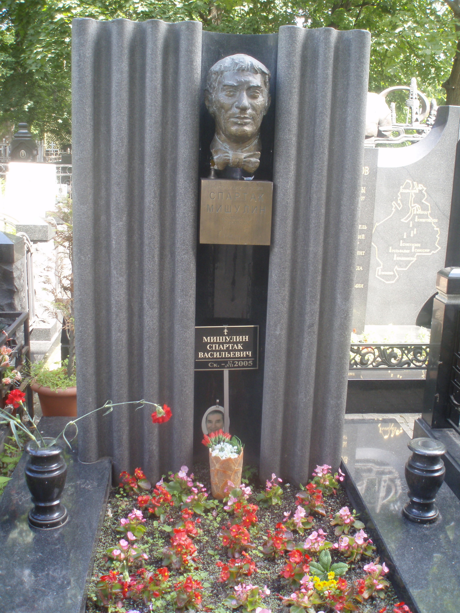 Могила Мишулин на Ваганьковском кладбище фото могилы
