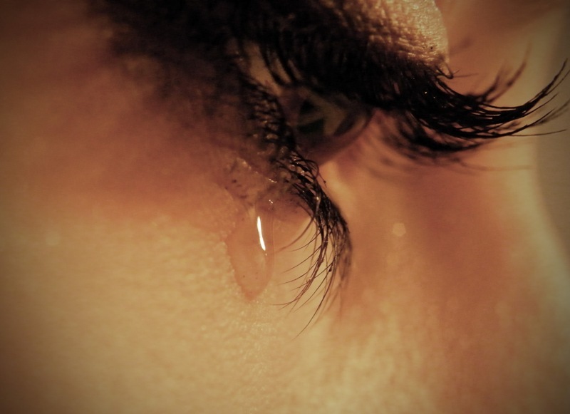 Фото девушки со слезами на глазах